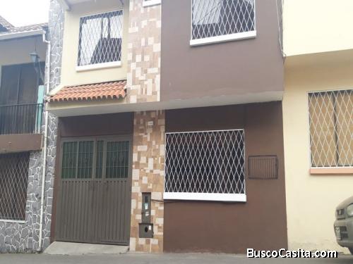 POR VIAJE CASA EN VENTA DE 2 PISOS CON GARAJE CERCA DE LAS AMÉRICAS 