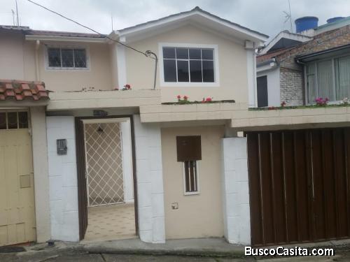 CASA  DE REMATE CERCA AL CENTRO, EN LA LOJANA DE TURISMO