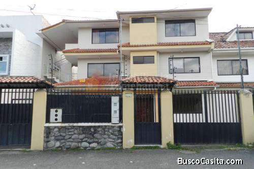 SE VENDE CASA CON 2 DEPARTAMENTOS SECTOR AV. 24 DE MAYO