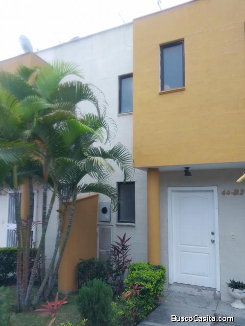 Vendo casa en la ciudad de Manta-Manabi cdla Las campiñas