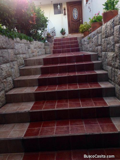 Casa Amoblada, con jardín y dos parqueaderos