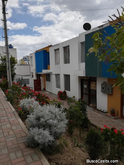 Casa en Conjunto Habitacional en Calderon