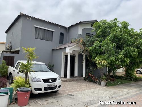 Vendo casa en urbanización privada, vía a la costa.