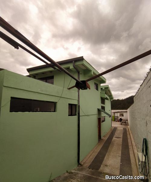 En venta Casa con local.