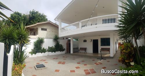 EN ALQUILER AMPLIA CASA DE DOS PISOS CERCA A LA PLAYA