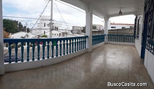 EN VENTA AMPLIA CASA DE DOS PISOS CERCA A LA PLAYA