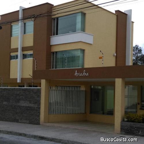 Amplia casa de arriendo sector Colegio Einstein Universidad SEK Carecelén