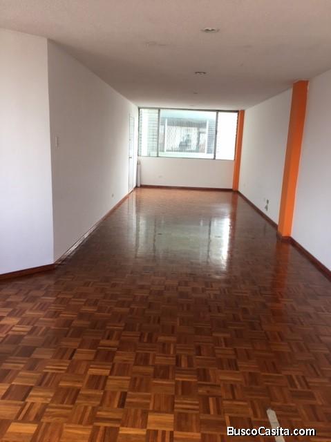 VENDO O CAMBIO HERMOSA OFICINA/CONSULTORIO CON EXCELENTE VISTA SECTOR ORELLANA Y 10 DE AGOSTO