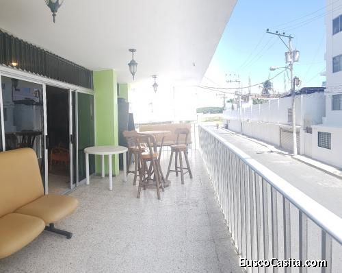 EN ALQUILER, AMPLIO DEPARTAMENTO EN EDIFICIO LATERAL CON VISTA A LA PLAYA.