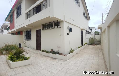 EN ALQUILER CONFORTABLE CASA DE DOS PISOS CON 4 DORMITORIOS.