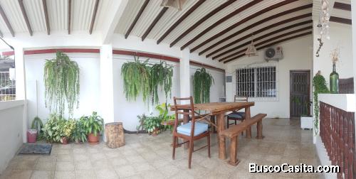 EN ALQUILER AMPLIA CASA AMOBLADA A 5 CALLES DE LA PLAYA