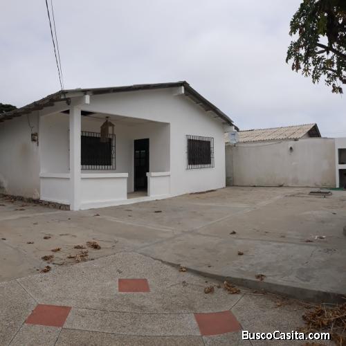 EN ALQUILER CASA CON AMPLIO JARDÍN EN SECTOR  BRISA DE MAR BRAVO