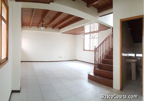 EN ALQUILER AMPLIA CASA EN URBANIZACIÓN PRIVADA CON PISCINA