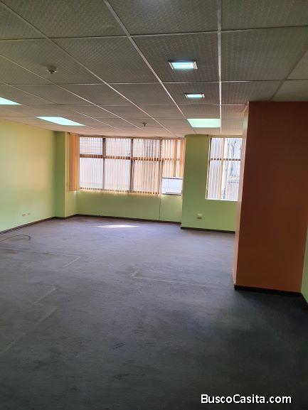 Alquilo Oficina Centro de Guayaquil Excelente zona comercial, bancaria y turística.