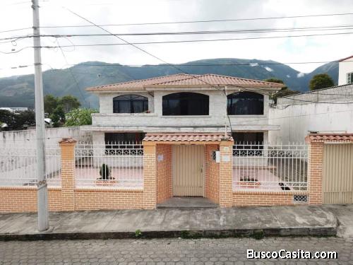 Se vende una propiedad con 2 casas  grandes 