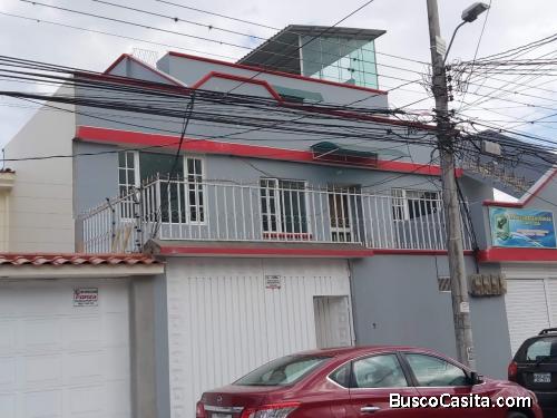 Casa rentera en la mejor zona de la ciudad de Ibarra con:4 departamentos  y 1 local comercial