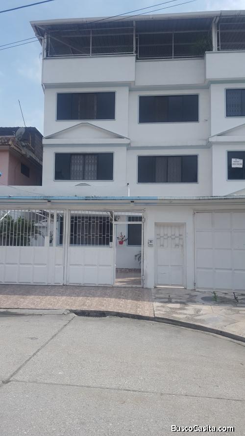 Vendo amplia y hermosa casa de 3 pisos, con permiso de uso de suelo comercial