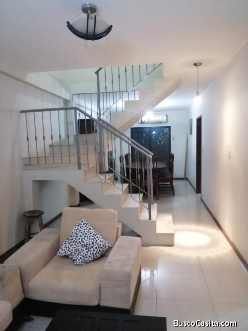 Se alquila casa de dos pisos, AMOBLADA: 3 habitaciones, 3 baños, jacuzzi