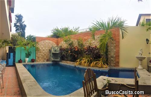 En Alquiler Suite a 2 Calles de La Playa, en Condominio con Piscina