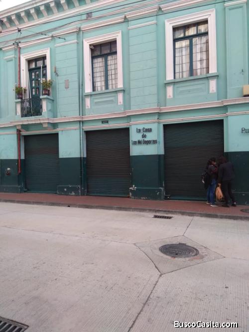 Se Arriendo amplio local comercial a 100 metros de la Plaza de Santo Domingo