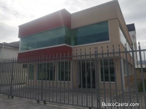 Se renta propiedad adecuada con oficinas.