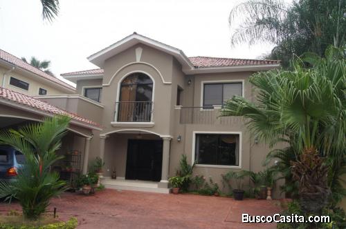 ALQUILO UN DEPARTAMENTO EXPECTACULAR EN UNA EXCELENTE URBANIZACION