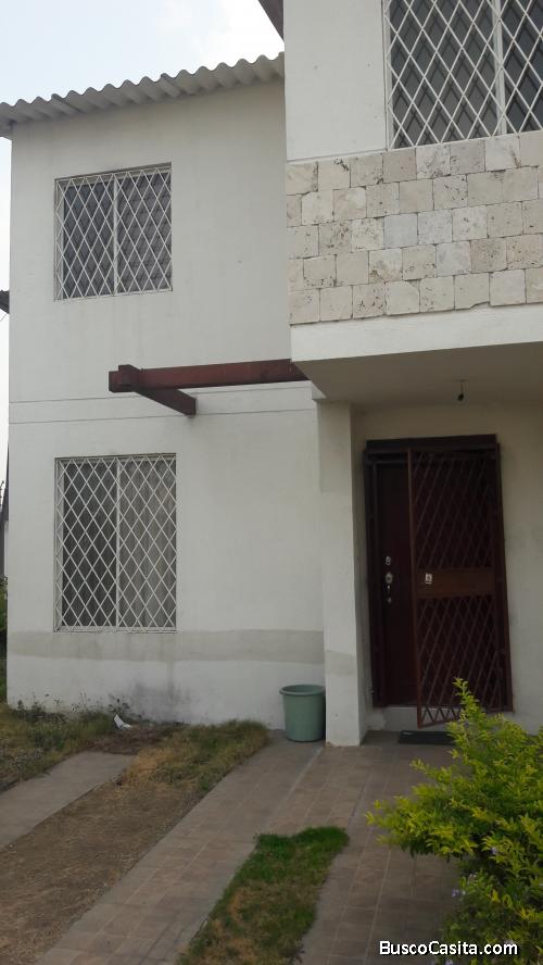 Se renta casa esquinera en Urbanizacion privada a 5 minutos de El Dorado Samborondom