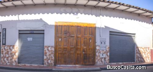 LOTE DE VENTA EN EL CENTRO CON CASA DE UNA PLANTA, DOS LOCALES COMERCIALES Y PARQUEADERO