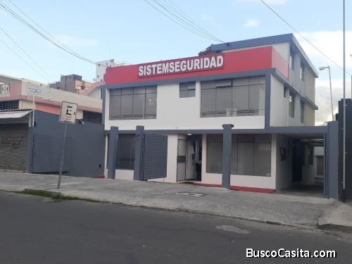 SE VENDE CASA, CON 3 DEPARTAMENTOS Y LOCAL COMERCIAL, SECTOR QUICENTRO NORTE.