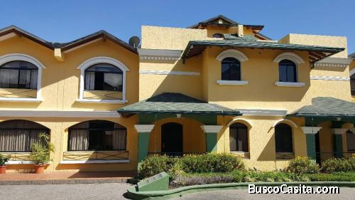 Alquilo hermosa casa en Cumbayá, Urbanización Cerrada el portón de Almería
