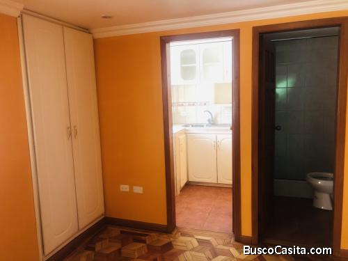 Habitación con baño y cocina independiente 