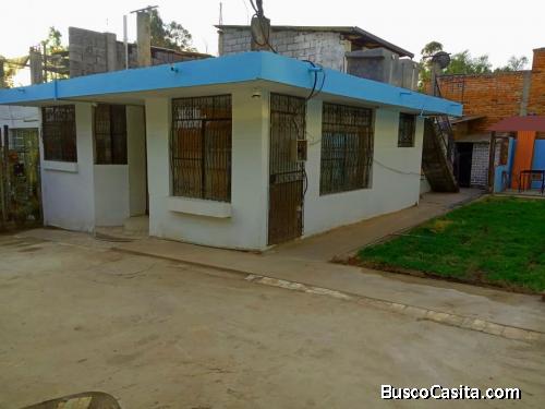 CASA AMPLIA CON ESTACIONAMIENTO Y JARDIN PRIVADOS 