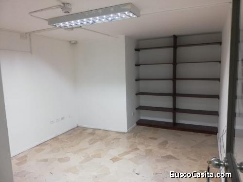 ALQUILER DE OFICINA 200 MTS PLANTA BAJA SECTOR KENNEDY NORTE 