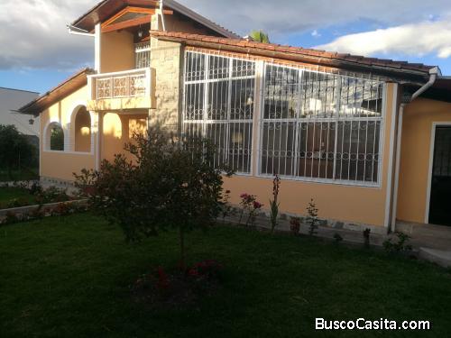 CASA CON AMPLIO TERRENO EN SANGOLQUI, SANTA ROSA
