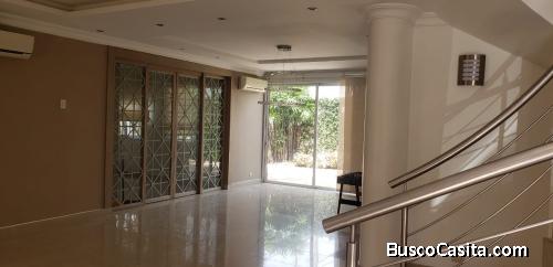 ALQUILER DE CASA 3 DORMITORIOS VÍA SAMBORONDÓN 