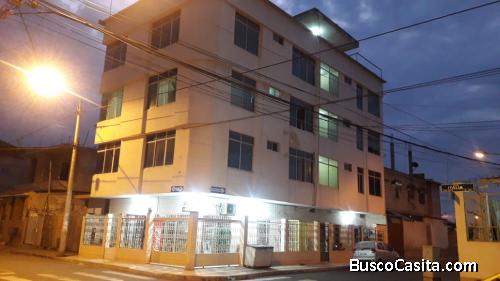 Edificio de 4 pisos con cubierta 