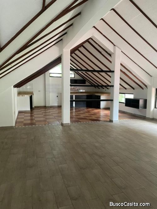 ALQUILO APARTAMENTO SIN MUEBLES 3 DORMITORIOS URB. PUERTO AZUL 