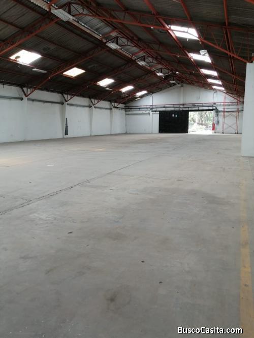 ALQUILER DE BODEGA 960 MTS2 SECTOR VÍA DAULE DENTRO DE COMPLEJO BODEGUERO