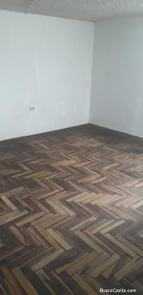 Arriendo casa 2 pisos. Cel 0979395517