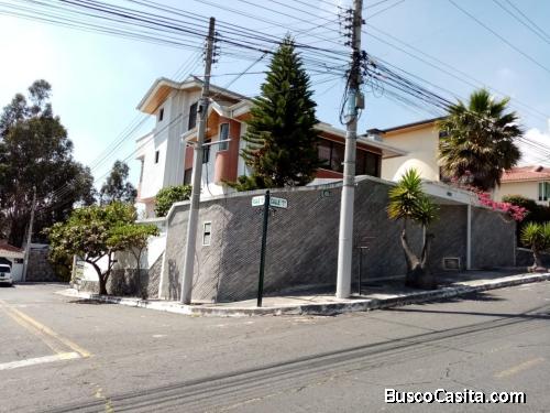 Se vende casa esquinera en la Urbanización el Condado