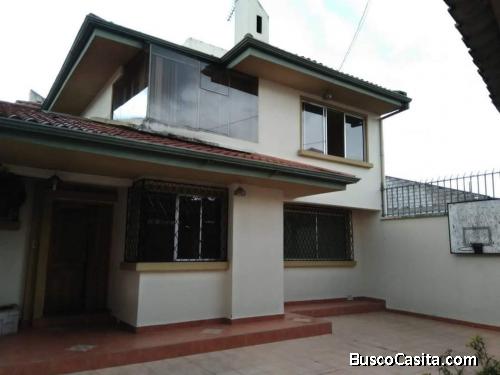 CASA COMERCIAL EN LA CIUDAD DE CUENCA
