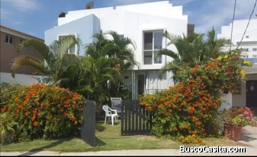 Se vende hermosa casa frente a la playa en Santa elena 