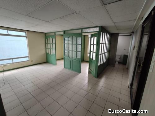 ????Alquila/Vende oficina en Edificio CEDATOS en Av. Amazonas