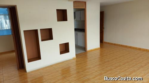 Departamento situado en el Conjunto La Alhambra, ubicado frente a Universidad Indoamérica. El depart