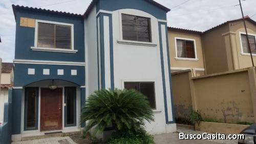 Minimalista y Moderna casa en Urb. La Joya etapa Diamante