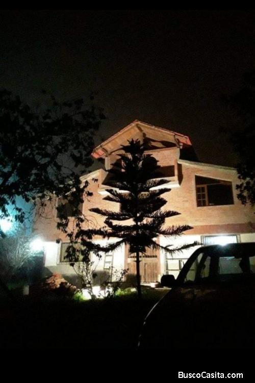 ANTICRESIS CASA SECTOR MITAD DEL MUNDO