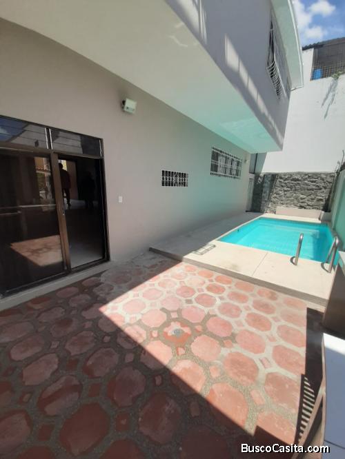 VILLA AMPLIA SEMIAMOBLADA 4 DORMITORIOS SECTOR URDESA, ALQUILO