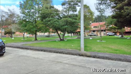 HERMOSO TERRENO ESQUINERO DENTRO DE EXCLUSIVA URBANIZACIón