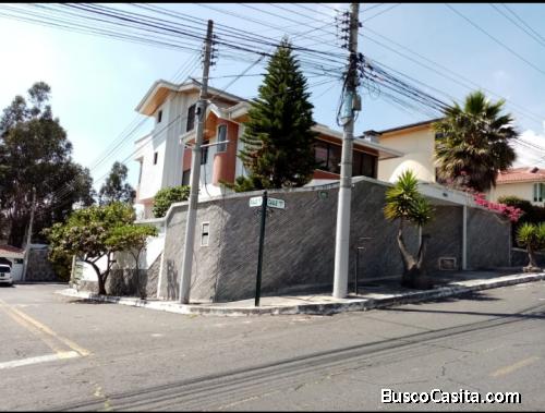 Se vende casa esquinera en la Urbanización el Condado