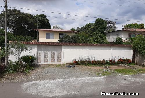 Vendo Quinta de 1385m² de terreno, 281m² de construcción: con 3 dptos. Piscina, siembras de cacao y 